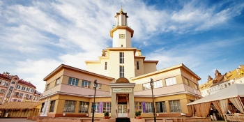 Журналісти-переселенці побували в єдиній в Україні світській споруді з позолоченим куполом