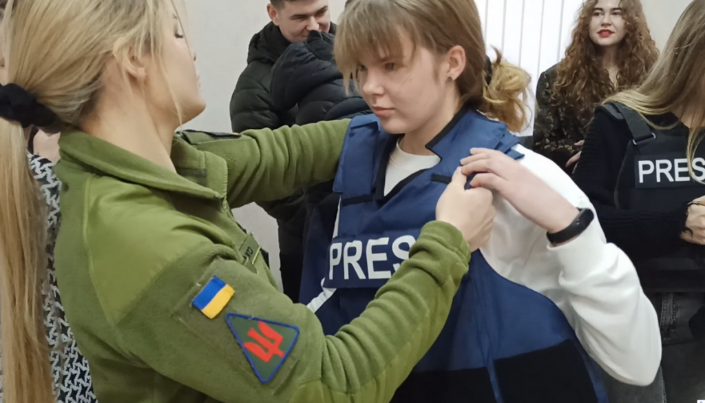 Як жінці-журналістці підготуватися до відрядження в зону бойових дій: інформація, яка може врятувати життя