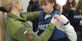 Як жінці-журналістці підготуватися до відрядження в зону бойових дій: інформація, яка може врятувати життя