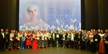 Журналісти-переселенці в Запоріжжі вручили виготовлені власноруч подарунки артистам філармонії