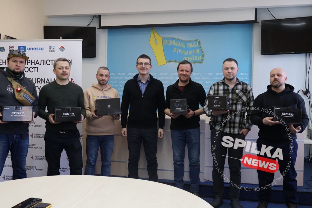 Журналісти, які за сприяння НСЖУ отримали нову техніку, розповіли, чим оцінюється якість фотоапарата