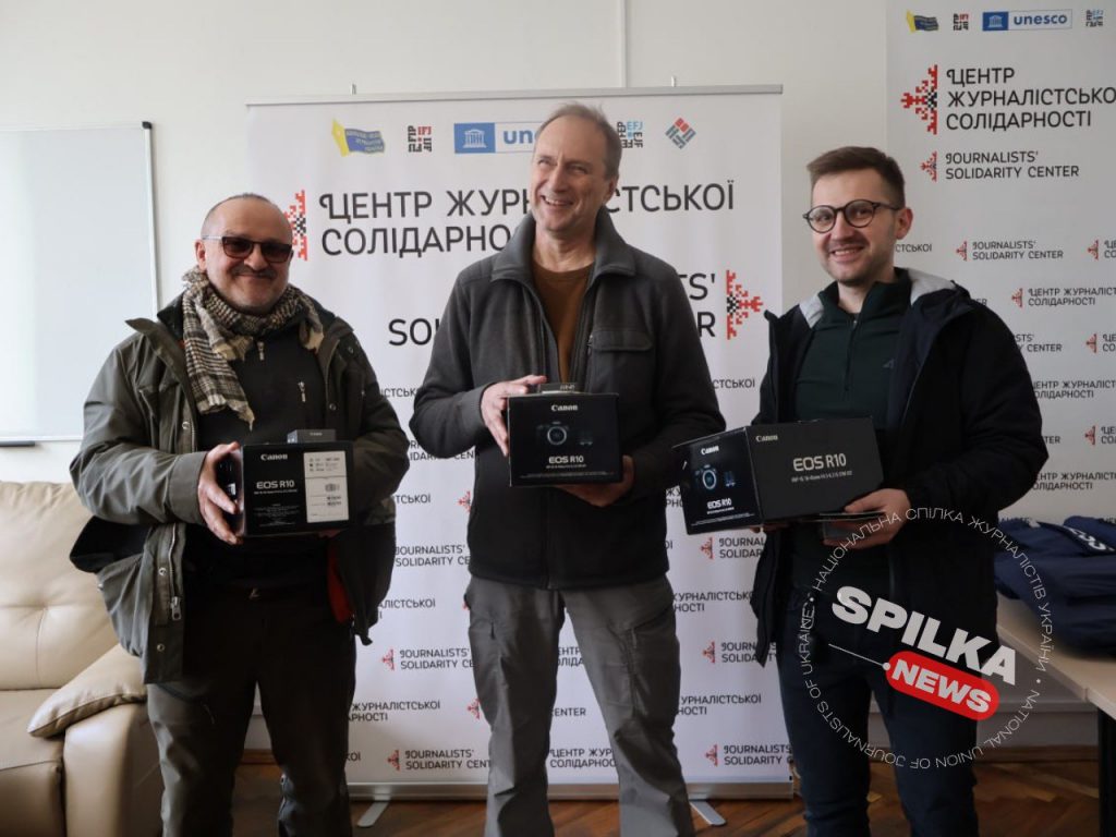 Національна спілка журналістів передала трьом воєнним кореспондентам професійні фотоапарати