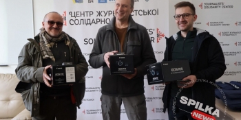 Національна спілка журналістів передала трьом воєнним кореспондентам професійні фотоапарати