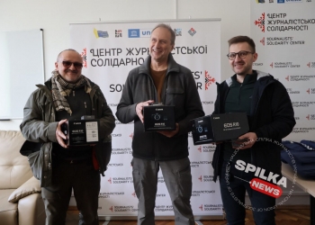 Національна спілка журналістів передала трьом воєнним кореспондентам професійні фотоапарати 7 Національна спілка журналістів передала трьом воєнним кореспондентам професійні фотоапарати
