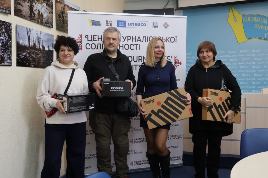 Журналісти, які втратили професійну техніку, і медійники, які працюють у гарячих точках, отримали від Спілки журналістів ноутбуки і фотоапарати