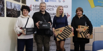 Журналісти, які втратили професійну техніку, і медійники, які працюють у гарячих точках, отримали від Спілки журналістів ноутбуки і фотоапарати