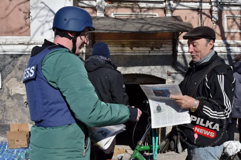 Команда НСЖУ поширювала газету «Ми з України!» в Оріхові за 5 км від фронту