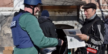 Команда НСЖУ поширювала газету «Ми з України!» в Оріхові за 5 км від фронту