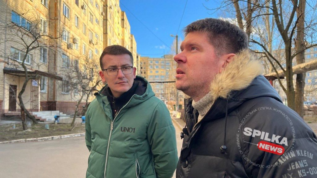 Сергій Томіленко в Дніпрі зустрівся з журналістом, квартиру якого пошкодив вибух російської ракети