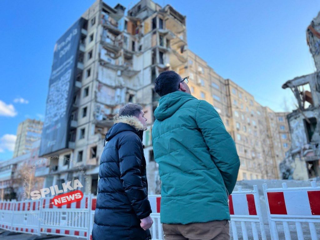 Сергій Томіленко в Дніпрі зустрівся з журналістом, квартиру якого пошкодив вибух російської ракети 1