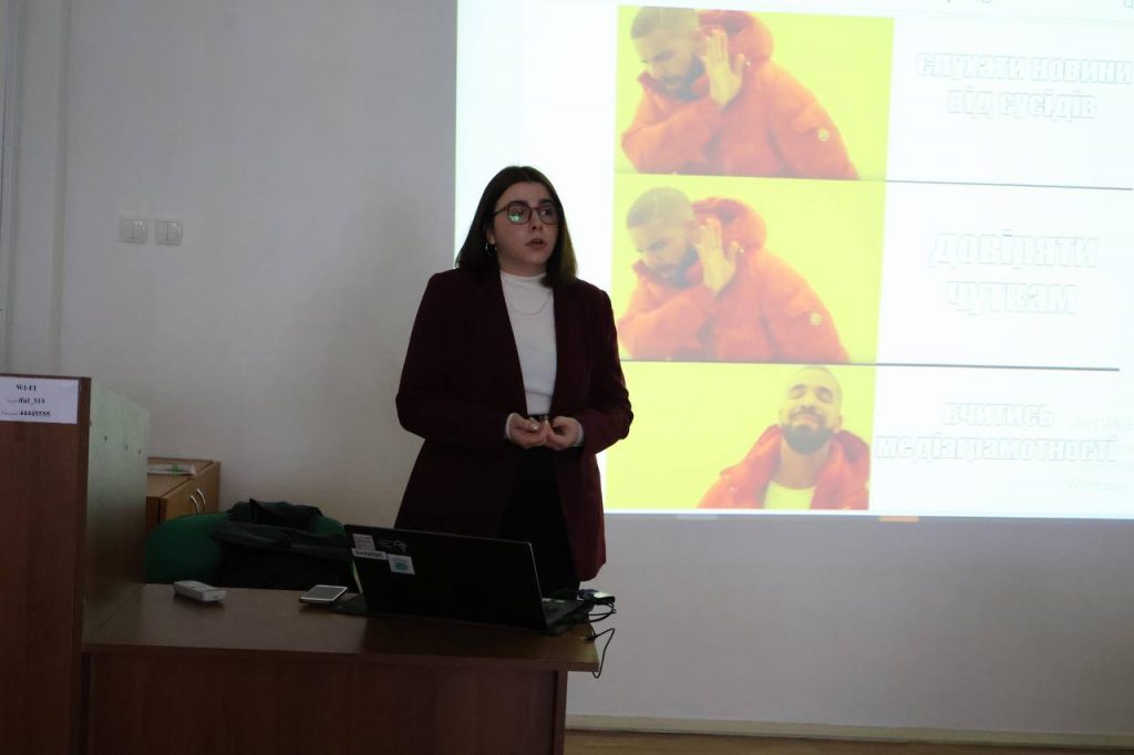 У Івано-Франківську майбутніх журналістів знайомили з фактчекінгом
