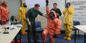 «Не так важливо вміти надіти протигаз, як важливо знати, коли його надіти»: в НСЖУ відбувся тренінг з ядерної безпеки