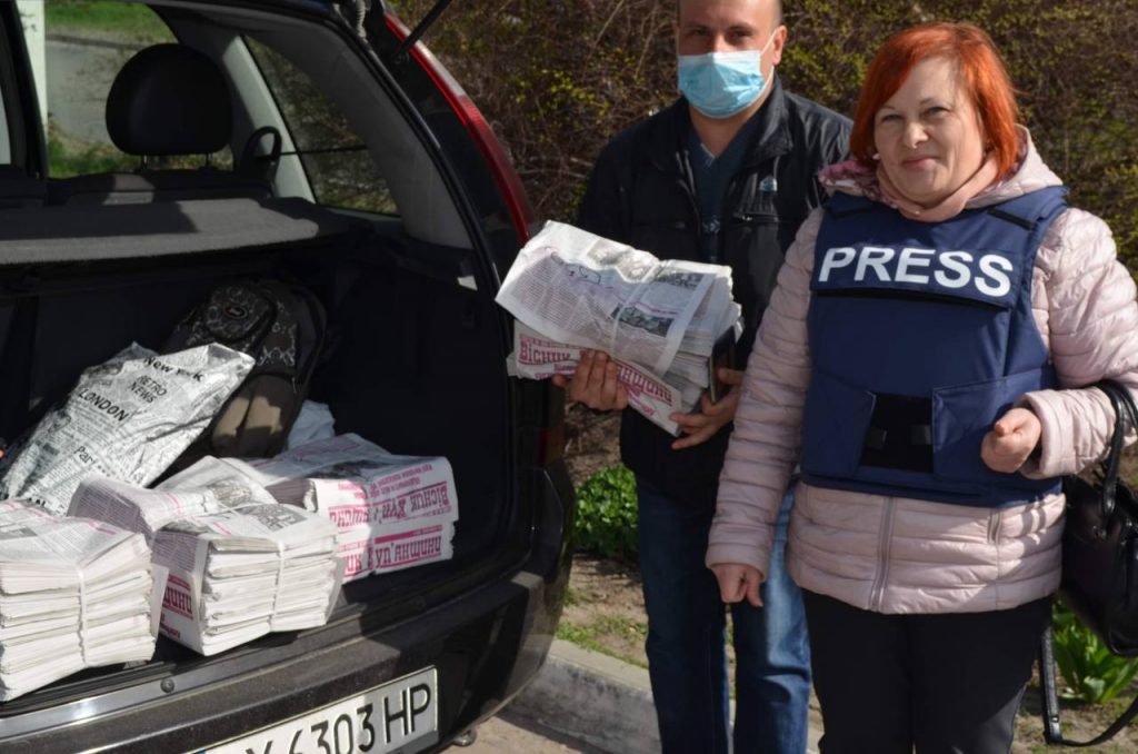 «Газету розібрали миттєво»: до Куп’янської громади надійшло дві тисячі примірників «Вісника Куп’янщини»