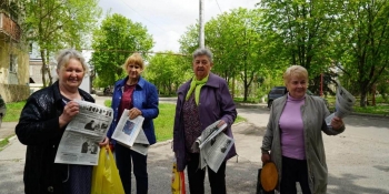 «Газети брали із задоволенням!», – журналіст Михайло Шарков доправив у Лиман свіжі номери українських видань