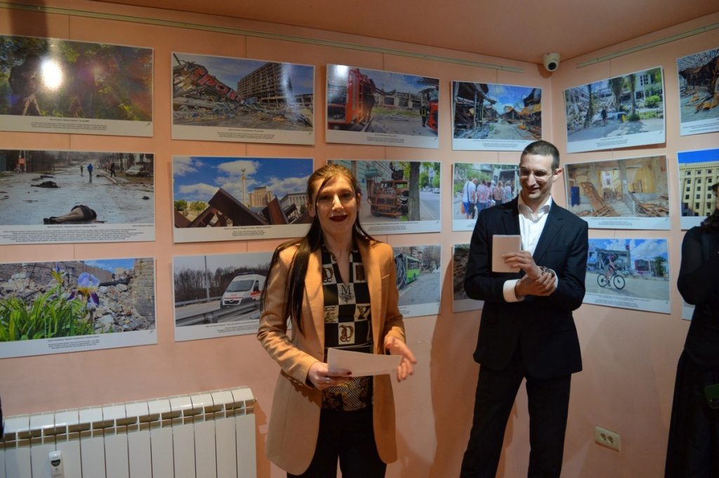 Фотовиставку #StandWithUkraine журналістки з Північної Македонії експонують у Приштині
