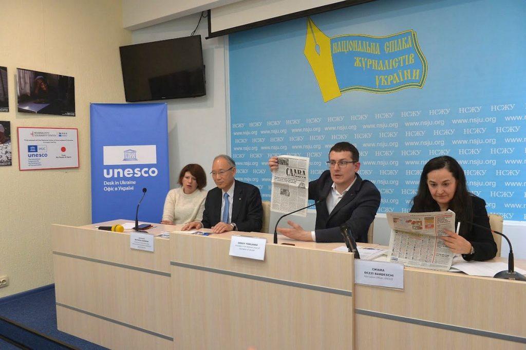 Сергій Томіленко презентував перший після початку масованої російської агресії випуск газети з прифронтового Оріхова