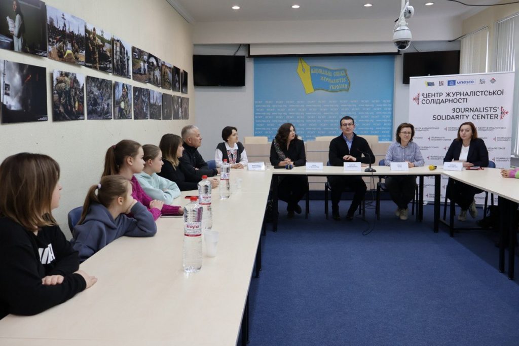 Шанс пізнати медіаіндустрію: в НСЖУ відкрилася школа журналістів для дітей-переселенців