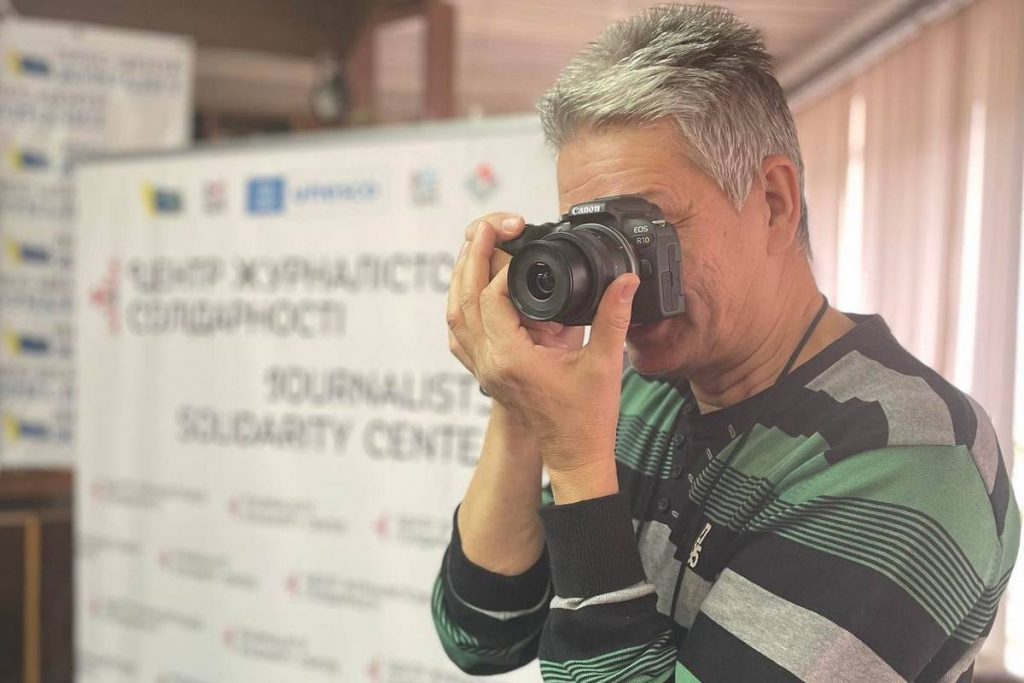 Запорізький ЦЖС безкоштовною орендою техніки допомагає медійникам залишатися в професії