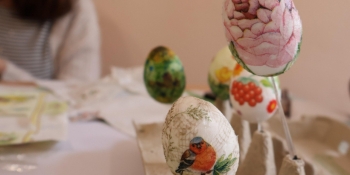 У Франківську журналістів-переселенців вчили декупажу великодніх яєць