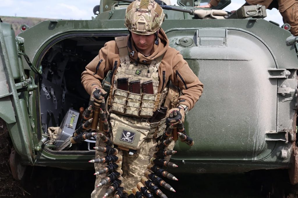 Фрілансер Associated Press показав зроблені на фотоапарат від НСЖУ світлини з фронту, опубліковані у відомих світових ЗМІ