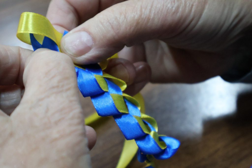 Майстер-клас з плетіння патріотичних браслетів провели в Запоріжжі