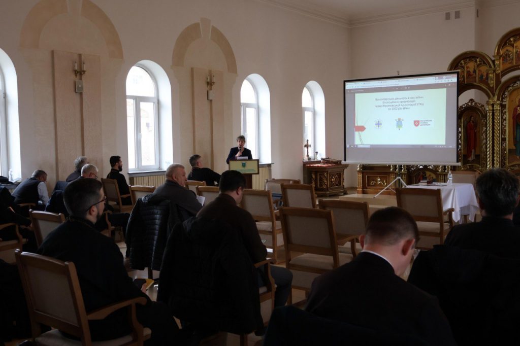 В Івано-Франківську журналісти і духовенство обмінялися досвідом допомоги переселенцям