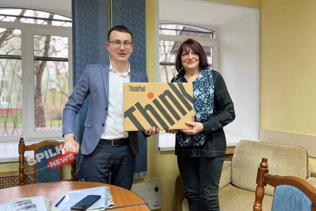Редакції українських медіа та журналісти отримують нову техніку