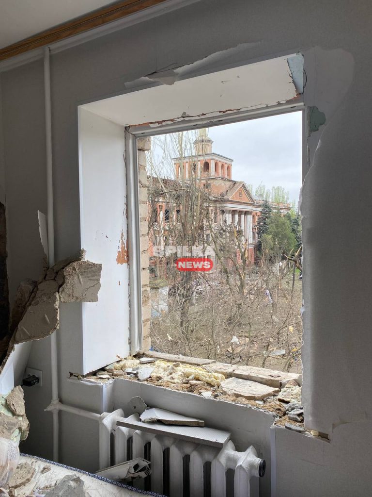 «Слава Богові, живі», – внаслідок ракетного обстрілу постраждало помешкання миколаївської журналістки 2