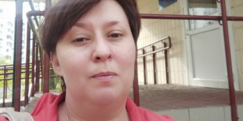 Із охопленого полум’ям Бахмута – на БТРі. Видання «Вперед» – про те, як остання бахмутська лікарка евакуювалася до Києва