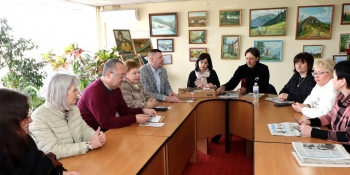 У Кропивницькому обговорили закон «Про медіа» і вручили журналістці-переселенці ноутбук