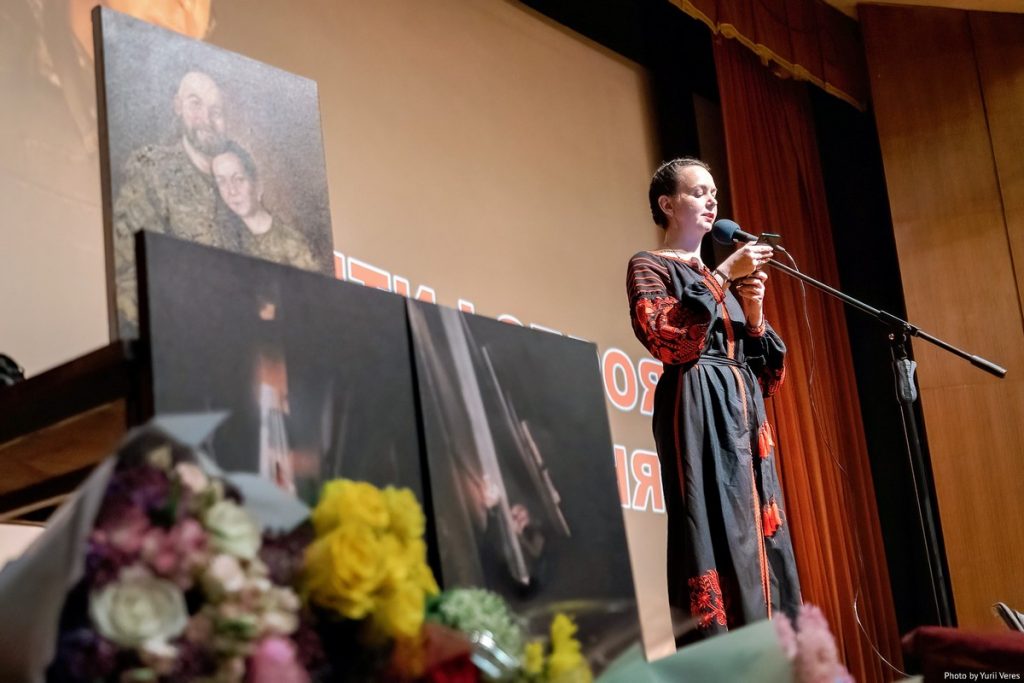 «Квіти і зброя»: відбулася зустріч із легендарною журналісткою, капітаном «Азова» Валерією Суботіною