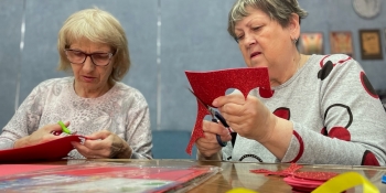 У Запорізькому ЦЖС журналісти-переселенці робили маки Перемоги