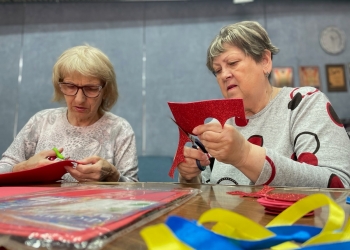 У Запорізькому ЦЖС журналісти-переселенці робили маки Перемоги