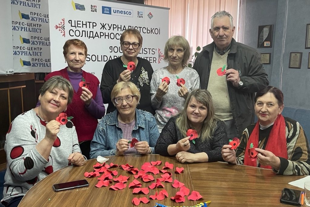 У Запорізькому ЦЖС журналісти-переселенці робили маки Перемоги 3