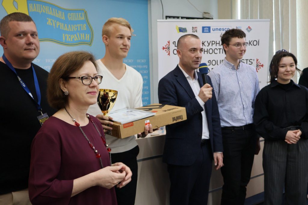 «Він написав про двох загиблих батьків», – переможцем конкурсу «Я – журналіст» став студент з Миколаєва