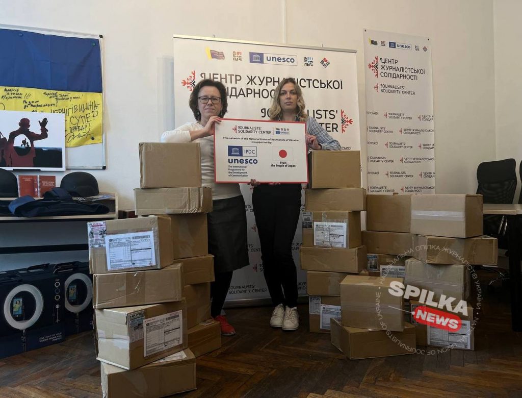 Японський благодійник передав редакціям газет, відновлених за його сприяння, подарунки