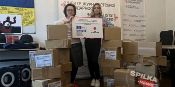 Японський благодійник передав редакціям газет, відновлених за його сприяння, подарунки