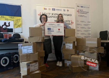 Японський благодійник передав редакціям газет, відновлених за його сприяння, подарунки