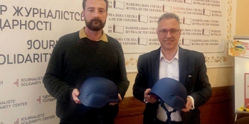 Львівський ЦЖС видав захисне спорядження канадському журналісту