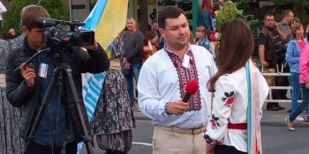 Двоюрідна сестра загиблого журналіста-воїна Антона Коломійця розповіла про нього під час фотовиставки НСЖУ