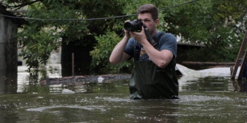 Пекельний запах річкового мулу: журналісти розповідають про роботу в зоні затоплення після підриву Каховської ГЕС