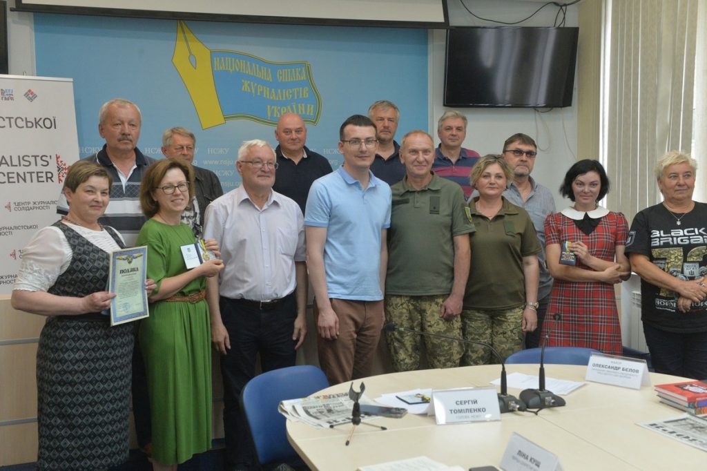 Журналісти отримали відзнаки від командувача Об’єднаних сил ЗСУ генерал-лейтенанта Сергія Наєва