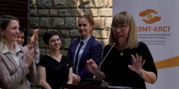 У Приштині відкрито виставку «Квіти проти війни» української журналістки та художниці