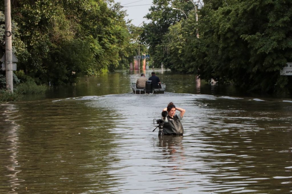 «Стовп води піднявся на десятки метрів», – фотожурналіст Станіслав Юрченко, який знімав евакуацію жителів Херсона, розповів про обстріл 1