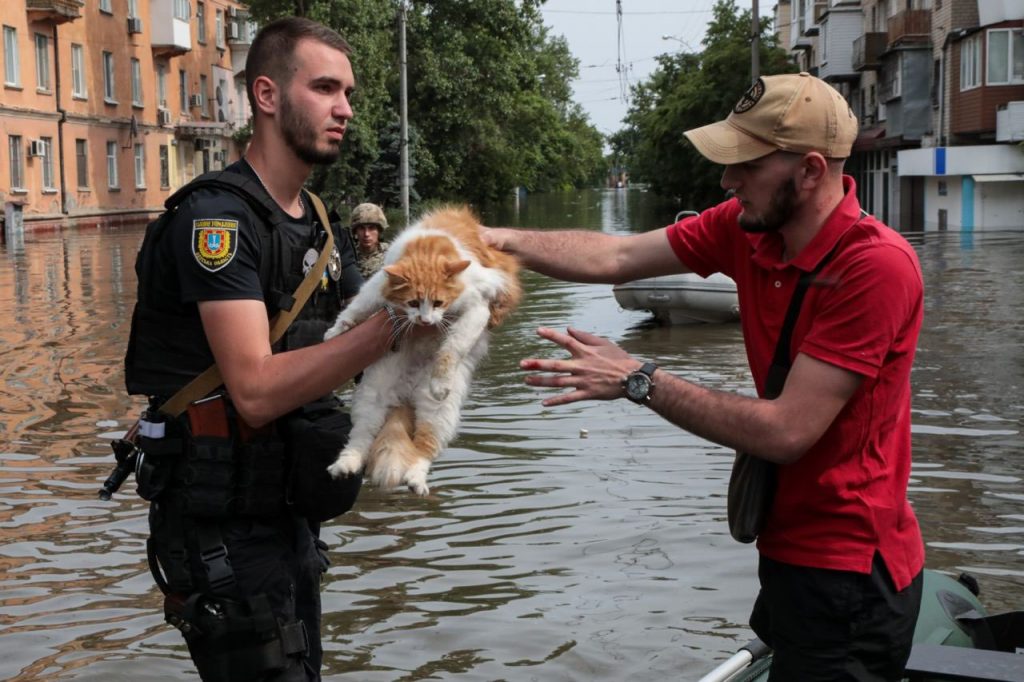 «Стовп води піднявся на десятки метрів», – фотожурналіст Станіслав Юрченко, який знімав евакуацію жителів Херсона, розповів про обстріл 3