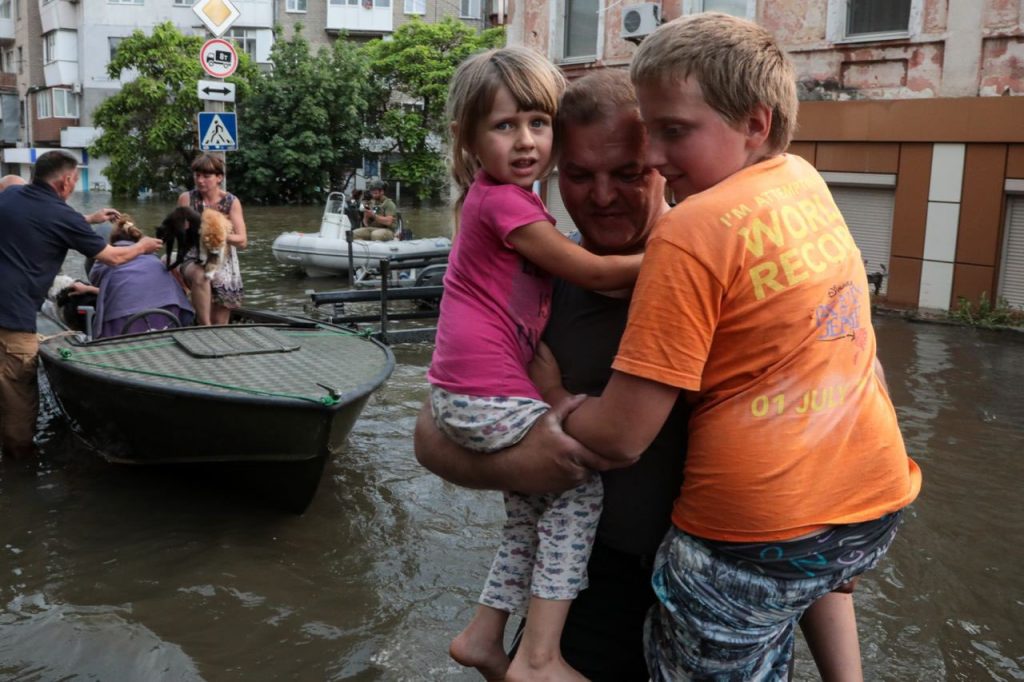 «Стовп води піднявся на десятки метрів», – фотожурналіст Станіслав Юрченко, який знімав евакуацію жителів Херсона, розповів про обстріл 2