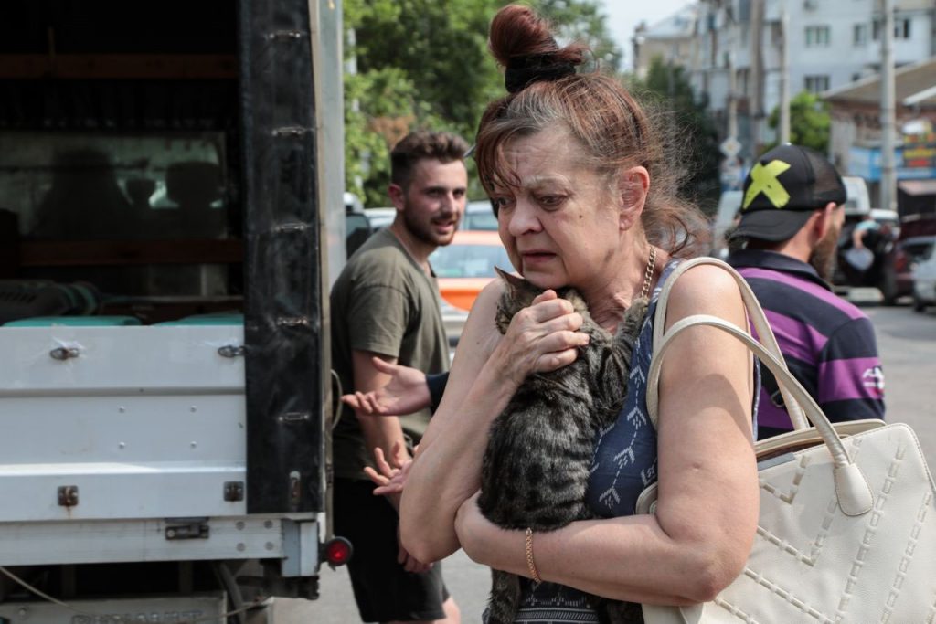 «Стовп води піднявся на десятки метрів», – фотожурналіст Станіслав Юрченко, який знімав евакуацію жителів Херсона, розповів про обстріл 4