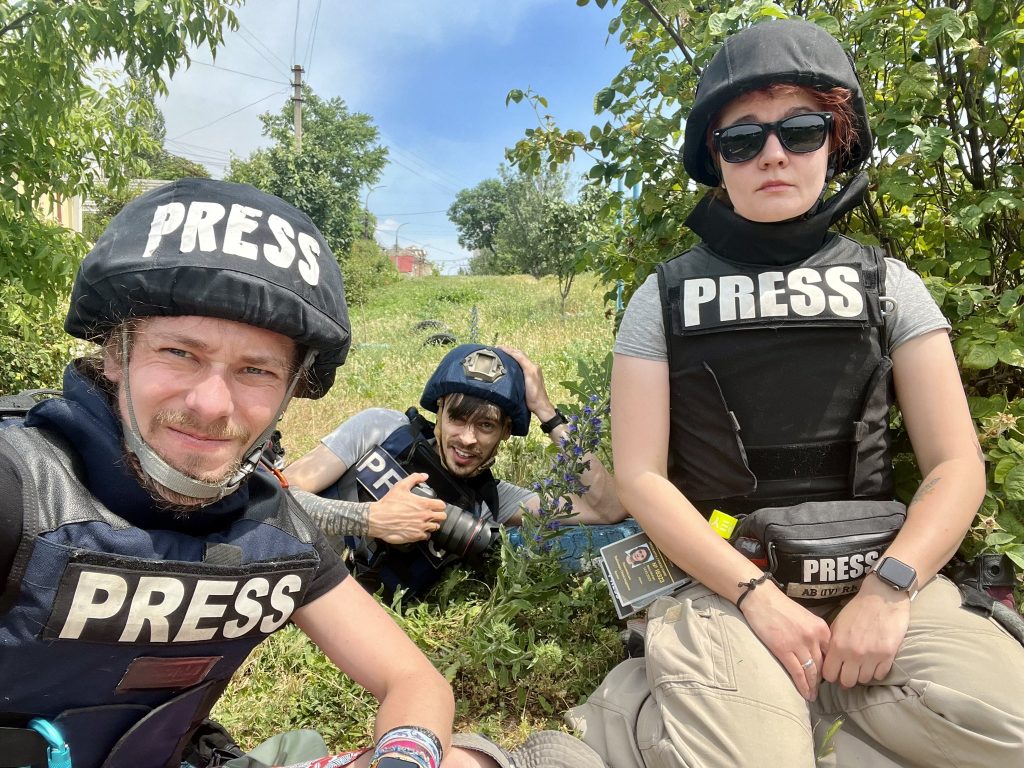 «Стовп води піднявся на десятки метрів», – фотожурналіст Станіслав Юрченко, який знімав евакуацію жителів Херсона, розповів про обстріл 13