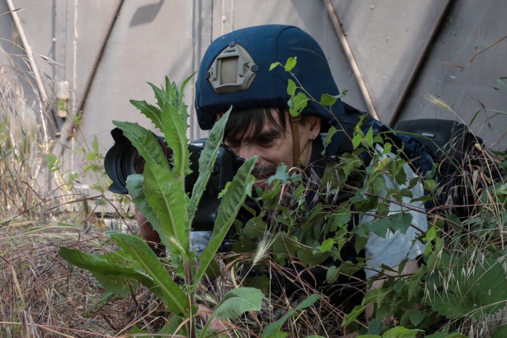 «Стовп води піднявся на десятки метрів», – фотожурналіст Станіслав Юрченко, який знімав евакуацію жителів Херсона, розповів про обстріл 11