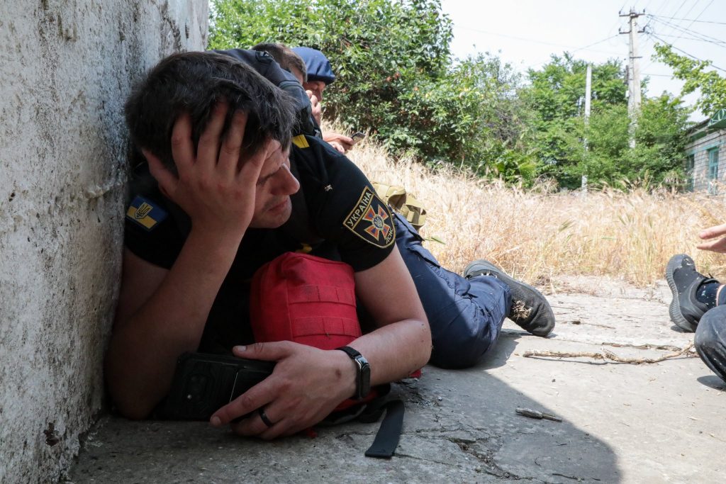 «Стовп води піднявся на десятки метрів», – фотожурналіст Станіслав Юрченко, який знімав евакуацію жителів Херсона, розповів про обстріл 9